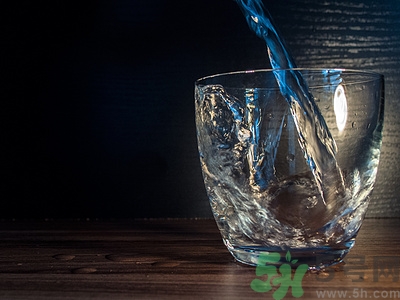 白开水比矿泉水好吗,矿泉水跟白开水的区别