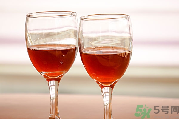 红酒有沉淀物是怎么回事,红酒里面有沉淀物正常吗 红酒有沉淀物是怎么回事,红酒里面有沉淀物正常吗
