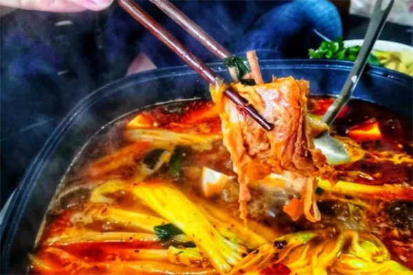 羊肉火锅什么人不能吃,羊肉火锅吃多了会怎样