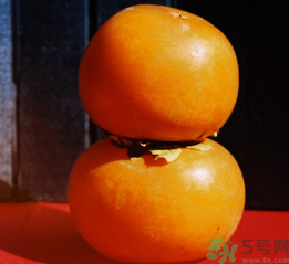 吃柿子好处和坏处,柿子吃多了有什么好处和坏处 吃柿子好处和坏处,柿子吃多了有什么好处和坏处