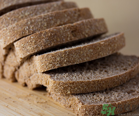 全麦面包哪个牌子正宗能减肥,全麦面包的热量是多少大卡
