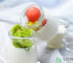 柿子酸奶能一起吃吗,柿子酸奶香蕉一起吃会中毒吗