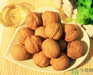 生的核桃和熟的核桃哪个营养好,带壳的核桃放了一年还能吃吗