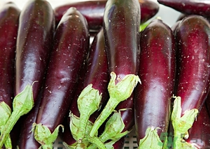 茄子的籽变黑可以吃吗,茄子放久了里面的籽发黑能吃吗