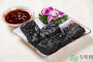 臭豆腐为什么是黑色的怎么样做成的,臭豆腐外面的黑色是什么做的