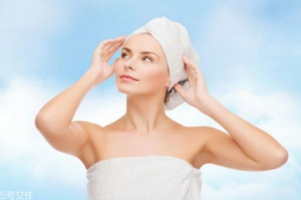 如何用茶叶水来洗头(茶叶水怎么洗头)