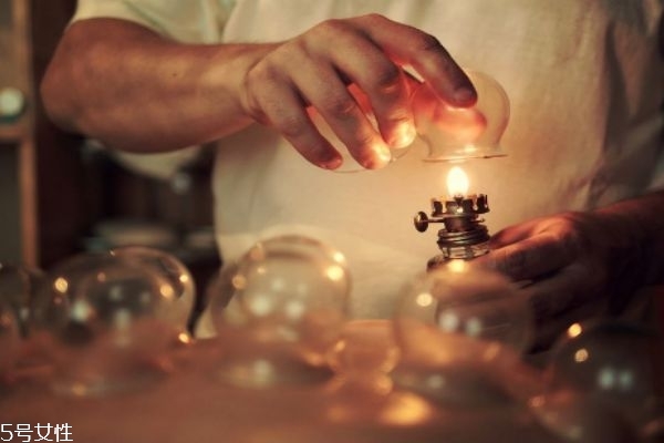 拔罐有什么要注意的呢(拔罐有什么需要注意的) 拔罐有什么要注意的呢(拔罐有什么需要注意的)