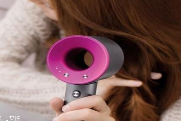 使用吹风机会伤害头发吗(用吹风机对头发有伤害吗)