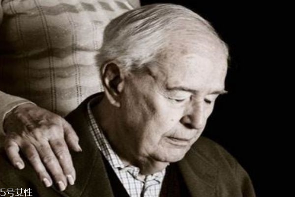 为什么老年人会得老年痴呆呢(老年人为啥会得老年痴呆)