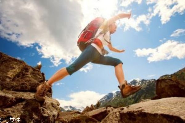 早上爬山要不要吃早餐(早上爬山要不要吃早餐)