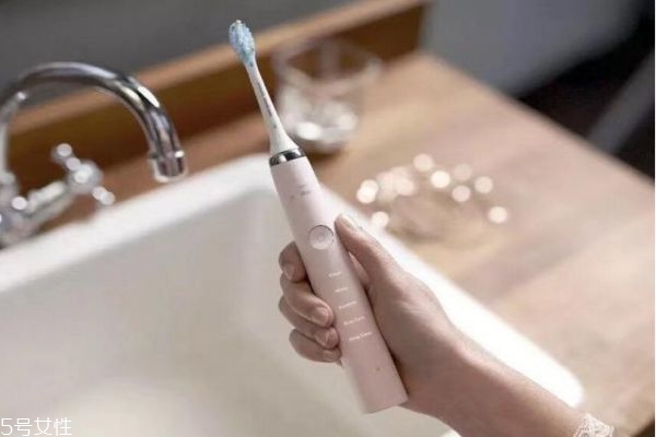 宝宝使用电动牙刷刷牙的注意事项(儿童电动牙刷的正确使用方法)