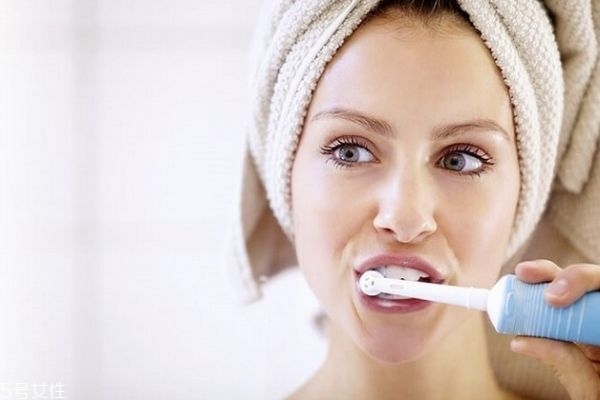 电动牙刷的正确使用方法(电动牙刷的正确使用方法视频)