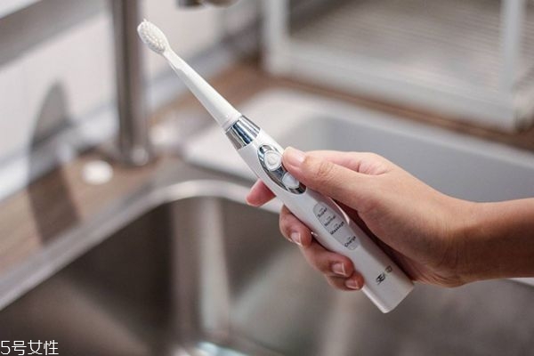 电动牙刷多久换一次刷头(飞利浦电动牙刷多久换一次刷头)