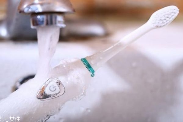 电动牙刷刷头多久换一次(飞利浦电动牙刷刷头多久换一次)