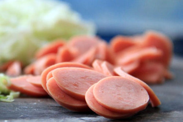 火腿肠有什么危害(小孩吃火腿肠有什么危害)