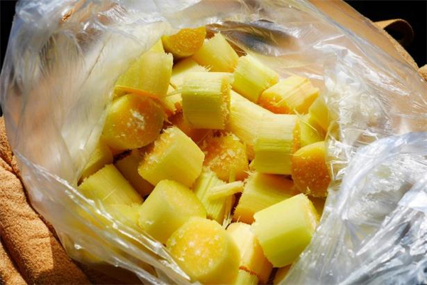 吃甘蔗有什么好处(吃甘蔗有什么好处有什么坏处)