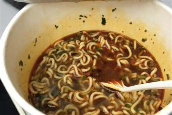 吃不完的泡面怎么垃圾分类(垃圾分类泡面怎么扔)