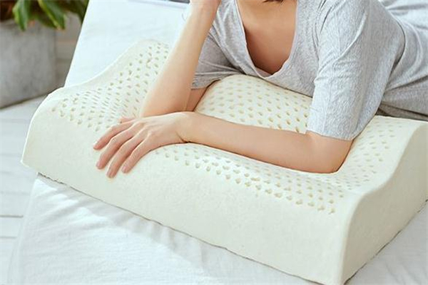 乳胶枕怎么清洗(乳胶枕怎么清洗?可以水洗吗?)