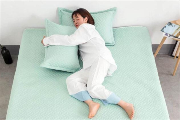 乳胶凉席适合什么(乳胶凉席适合什么季节用)