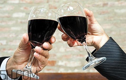 感冒为什么不能喝酒和吃鸡蛋,感冒为什么不能喝酒?