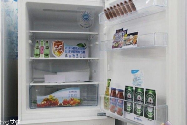 冰箱放在客厅的缺点(冰箱放在客厅好不好)