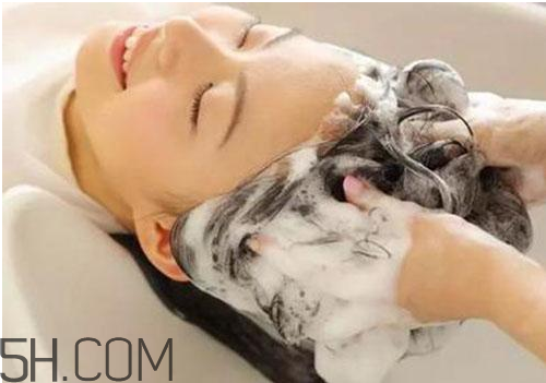 洗头过敏怎么治疗,感冒掉头发是怎么回事 洗头过敏怎么治疗,感冒掉头发是怎么回事