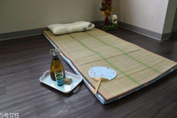 凉席发霉长黑点怎么办(凉席发霉长黑点怎么办)