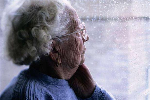 阿尔兹海默症是怎么引起的(阿尔茨海默症怎么引起的)