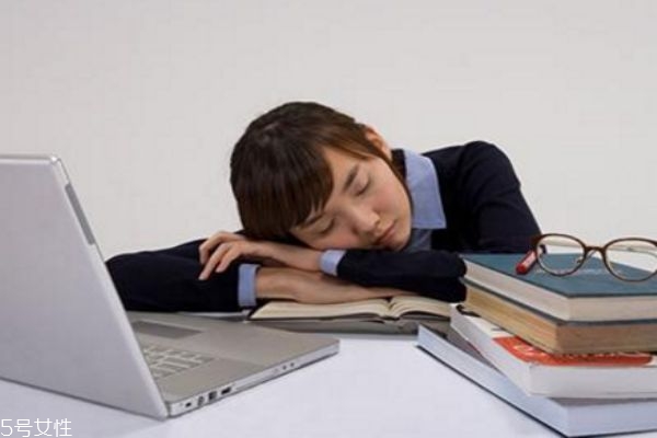 趴着睡觉的危害有哪些(趴着睡觉的危害有哪些) 趴着睡觉的危害有哪些(趴着睡觉的危害有哪些)