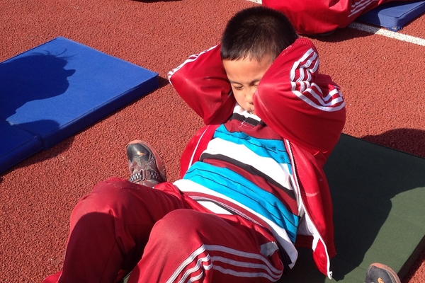 正确的仰卧起坐方法是怎样的,仰卧起坐起不来怎么办有哪些小窍门儿