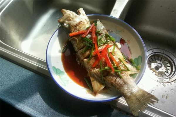 鲈鱼怎么挑选(鲈鱼怎么挑选新鲜的)