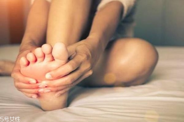 睡觉腿抽筋的原因(晚上睡觉腿抽筋是什么原因引起的)