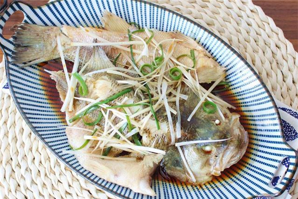清蒸鲈鱼怎么看有没有熟(清蒸鲈鱼怎么看熟没熟)