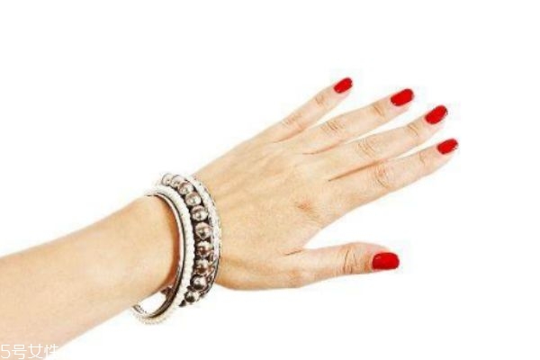 怎样保持银饰光亮如新(如何使银饰光亮如新)