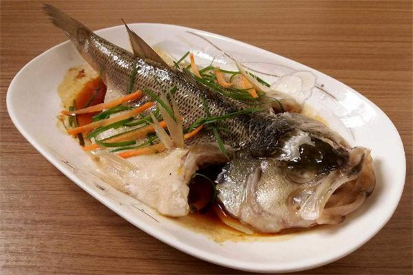 清蒸鲈鱼的做法(清蒸鲈鱼的做法 家常的做法) 清蒸鲈鱼的做法(清蒸鲈鱼的做法 家常的做法)