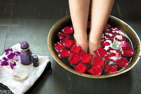 每天泡脚好处多(每天泡脚好处多,若坚持半年,或许会得到2个好处...)