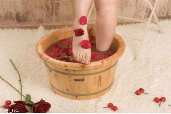 膝盖疼可以用什么泡脚(膝盖疼用什么泡脚好) 膝盖疼可以用什么泡脚(膝盖疼用什么泡脚好)