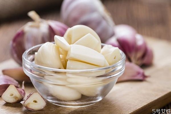大蒜可以治疗什么呢(大蒜能治什么)