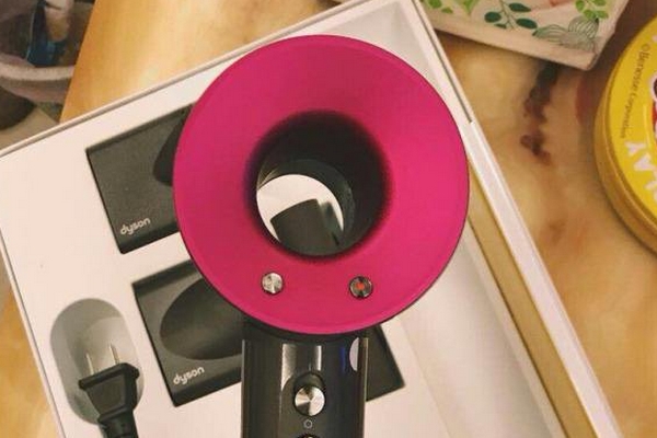 使用吹风机的注意事项(吹风机使用方法和注意事项)