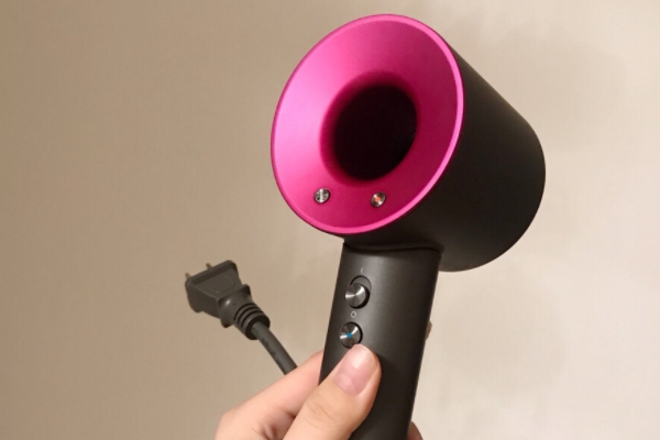 用吹风机吹头发好吗(脱发能用吹风机吗)