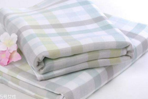 用醋或者苏打粉来清洗毛巾。(脏毛巾用小苏打加白醋)