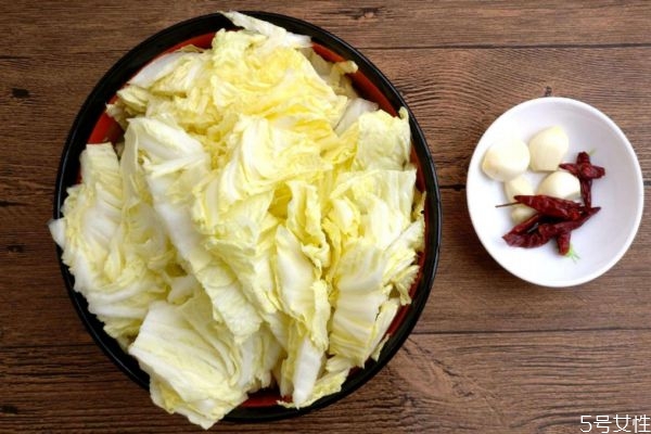 水煮白菜怎么做好吃呢(水煮白菜怎么做才好吃)