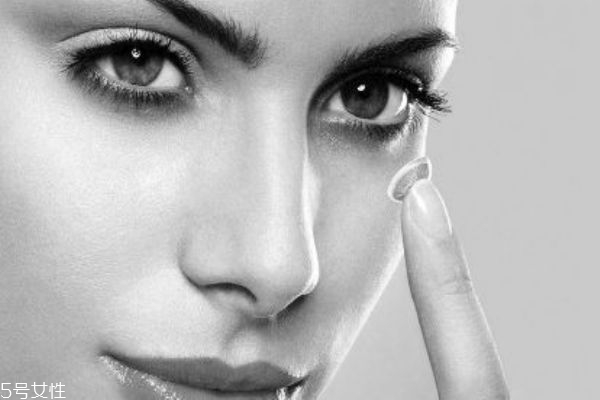 游泳能戴隐形眼镜吗(游泳能戴隐形眼镜吗)