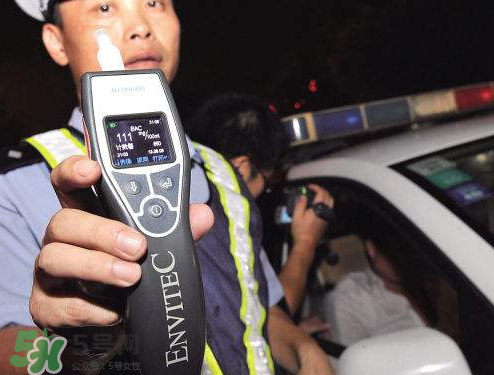 酒有哪些危害,哪些食物含酒精开车不能吃