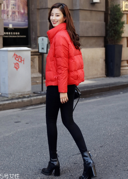 红色羽绒服配黑色运动裤,黑色修身羽绒服配什么裤子
