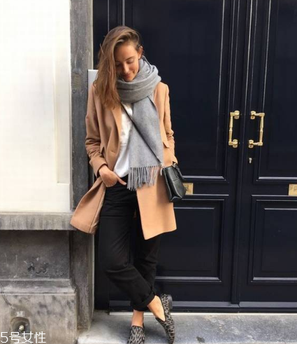 驼色大衣配灰色围巾好看吗,灰色围巾好看吗