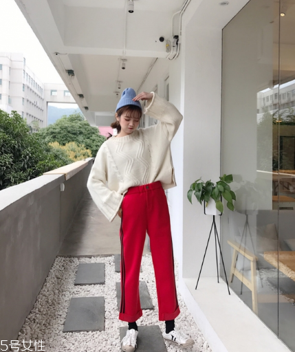 红色裤子好看吗,红色衣服配什么裤子好看? 红色裤子好看吗,红色衣服配什么裤子好看?