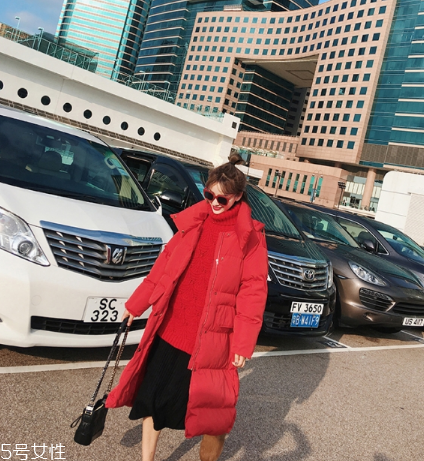 红色毛呢连衣裙,红色毛衣搭配什么颜色外套好看