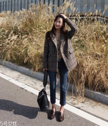 格子短外套里面搭什么好看,小短款格子外套