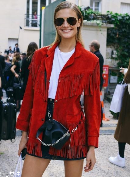 红色外套适合什么样的人穿,大红色外套好看吗